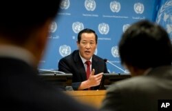 김성 유엔주재 북한대사가 21일 뉴욕 유엔본부에서 기자회견을 하고, 미국이 압류한 자국 선박을 반환할 것을 요구했다.