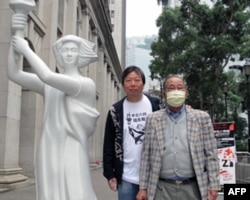 支联会正副主席司徒华(右)和李卓人