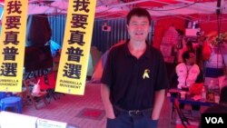 前六四学生领袖周锋锁在香港金钟占领区（资料照；美国之音海彦拍摄）