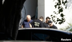 FILE - Former Petrobras executive, Renato Duque (L), is pictured at the Federal Police headquarter in Rio de Janeiro, March 16, 2015.