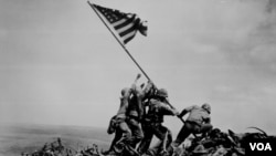 ABŞ əsgərləri Iwo Jimada qələbə bayrağını qaldırır