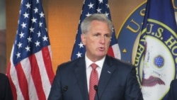 美国国会众议院少数党领袖麦卡锡2021年6月23日在记者会上发言。（美国之音记者李逸华拍摄）