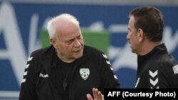 اووتو فیستر مربی تیم ملی فوتبال افغانستان با علی عسکر لعلی مدیر برنامه های تیم ملی