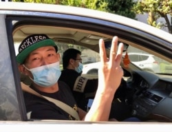 通过车游加入集会抗议的华裔界立建接受美国之音采访。(美国之音2021年2月20日）