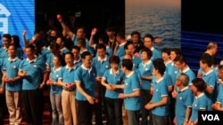 马英九总统向洪秀柱祝贺,(左为 党主席朱立伦 美国之音杨明拍摄)