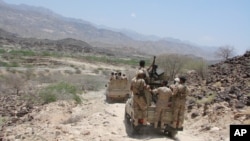 지난 1일 예멘 남부 아브얀에서 군인들이 알카에다와의 교전 중 이동하고 있다. 예멘 국방부 제공. (자료사진)