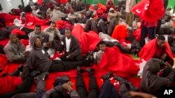Les migrants se reposent à leur arrivée au détroit de Gibraltar près de la côte de Tarifa, au sud de l'Espagne, le mardi 12 août 2014. 