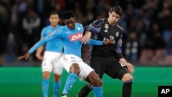 Isco du Real Madrid, à droite, dans un duel avec Amadou Diawara de Naples lors d’un match des 16 finales de la Ligue des champions entre Naples et le Real Madrid au stade San Paolo à Naples, en Italie, 7 mars 2017. 