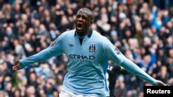 Yaya Toure na Manchester City ma yau asabar kwallaye uku ya zura a ragar 'yan wasan Fulham