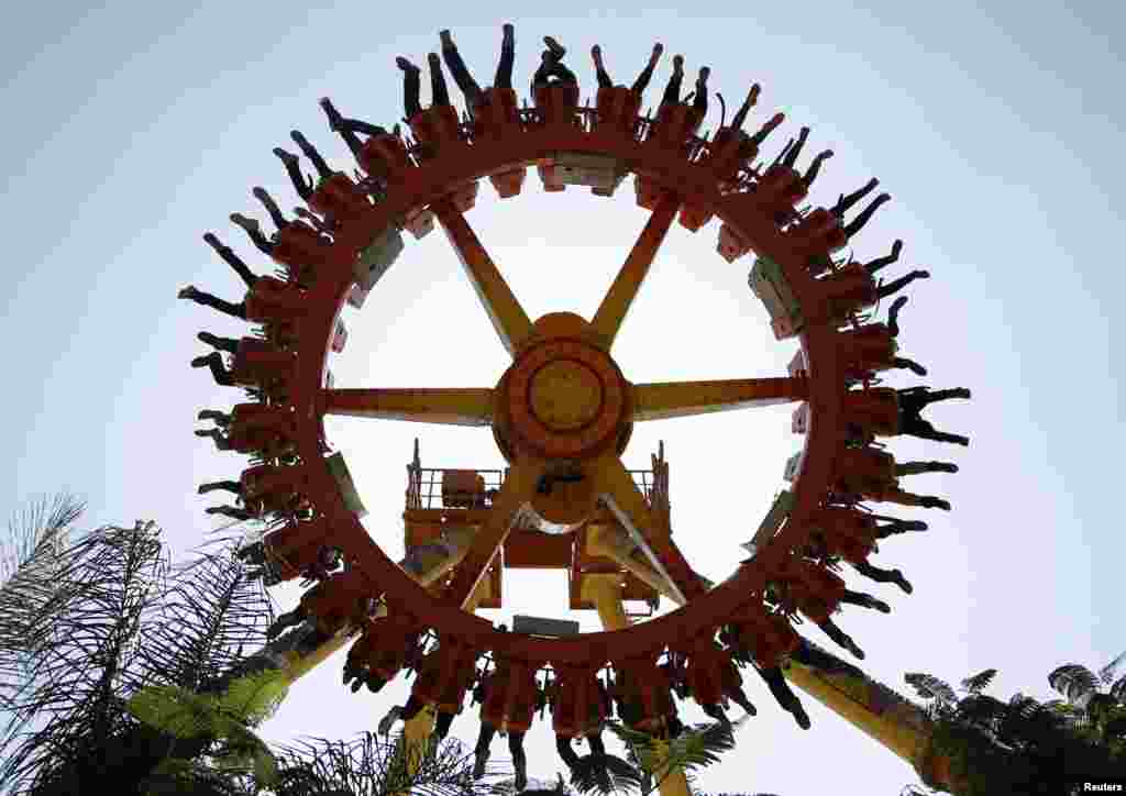 Warga Palestina menikmati hiburan di sebuah taman hiburan pada hari libur Idul Adha di kota Tulkarem, Tepi Barat.