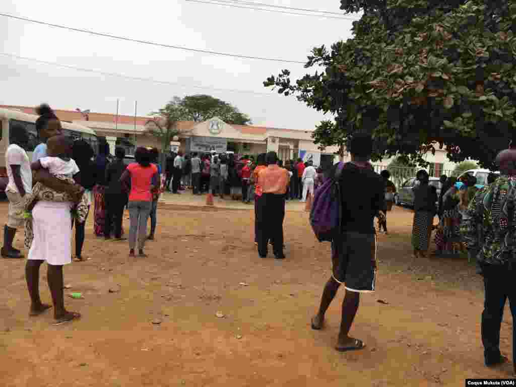 Angolans wait to vote in the general election in Luanda, the early morning hours of August 23, 2017.