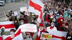 由多数为白俄罗斯老年妇女组成的游行队伍在白俄罗斯明斯克游行，要求卢卡申科下台。（2020年10月19日）