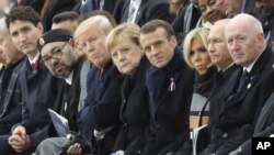 Trump atacó al presidente Emmanuel Macron por su invitación a crear una fuerza de defensa europea.