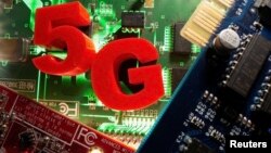 代表5G的3D打印物体放置在主板上。（2020年4月24日）
