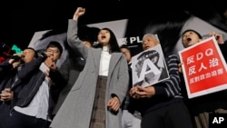 被取消竞选资格的香港自决派团体“香港众志”的常委周庭和支持者在“反对政治筛选集会”中喊口号（2018年1月28日）