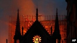 Des flammes et de la fumée montent de la cathédrale Notre-Dame à Paris, le lundi 15 avril 2019. (Photo AP / Thibault Camus)