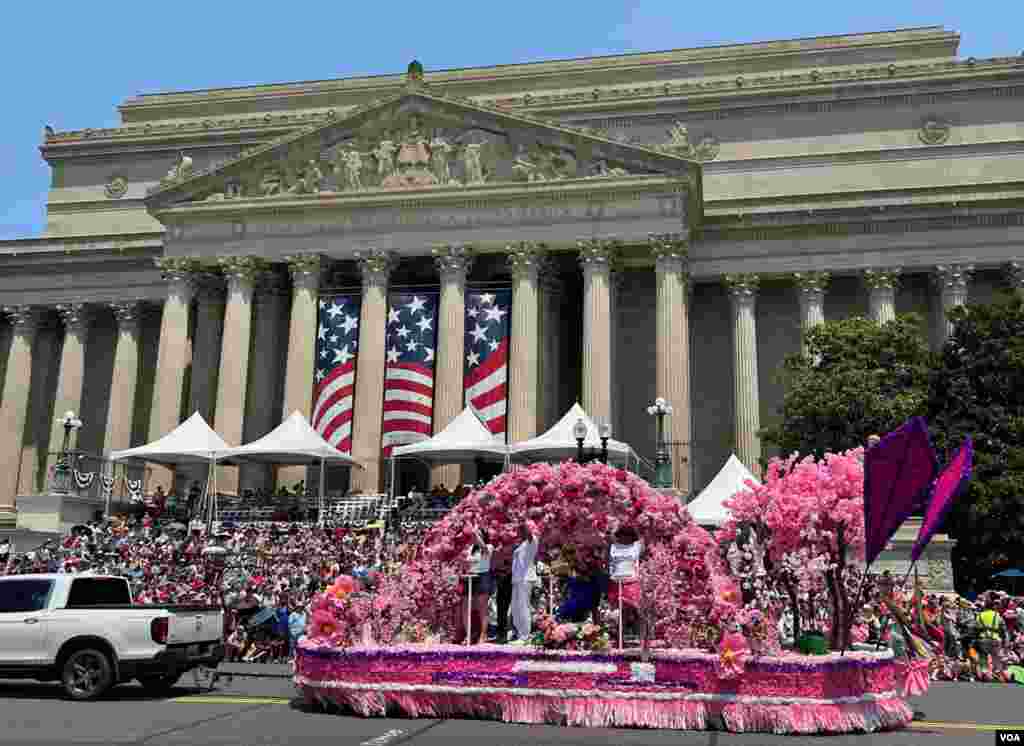 华盛顿独立日庆祝游行街头即景。(2025年7月4日)