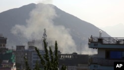 Asap mengepul dari lokasi serangan bunuh diri kedua di kantor polisi, Kabul, Afghanistan, 9 Mei 2018. (Foto: dok).