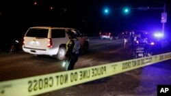 La police sur les lieux d'une explosion d'un colis piégé à Austin, Texas, le 19 mars 2018.