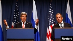 美国国务卿克里（左）与俄罗斯外长拉夫罗夫（右）9月14日举行记者会