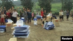 지난 2012년 7월 북한 평안남도 성천군 주민들이 국제적십자가 지원한 수해 물품을 전달받았다. (자료사진)