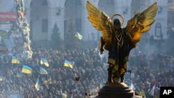 میدان استقلال کیف در هفته های اخیر هر روز محل اجتماع صدها هزار طرفدار پیوستن اوکراین به اتحادیه اروپاست. دسامبر ۲۰۱۳