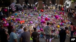 Namoota kanneen dhoohinsa gaheen lubbuu dhaban yaadachuuf walitti qabaman, Manchester, Inglaand, Camsaa 26, 2017. 