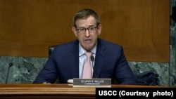 美国国会下属的美中经济与安全审查委员会USCC 星期四(6月5日)就中国在关键供应链上的主导地位及其对美国国家安全的影响举行听证。图为听证会主席，USCC委员利兰德·米勒。