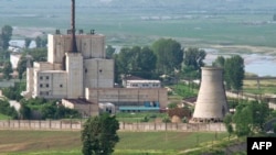 지난 2008년 6월 냉각탑(오른쪽) 폭파를 앞두고 촬영한 북한 영변 핵시설.