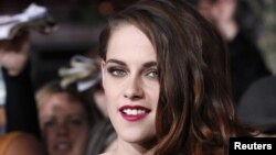 خانم استوارت ۲۷ ساله است. 