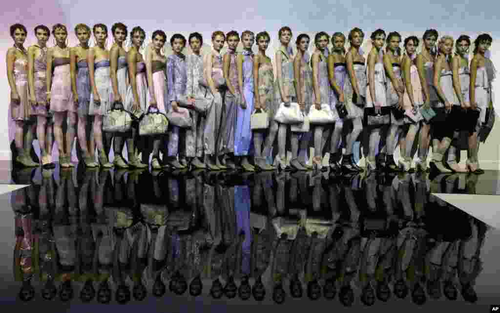 Para peraga busana menampilkan kreasi busana wanita koleksi&nbsp; Emporio Armani untuk musim semi-musim panas 2014, sebagai bagian dari Pekan Busana Milan di Milan, Italia. 