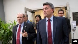 미국 상원 외교위원회 소속 코리 가드너 공화당 의원(오른쪽)과 크리스 쿤스 민주당 의원.