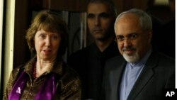 캐서린 애슈턴 유럽연합 외교안보고위대표(왼쪽)과 무함마드 자바드 자리프 이란 외교장관이 10일 스위스 제네바에서 열린 기자회견장에 도착했다.