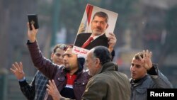 Des smembres des Frères musulmans lors de la révolte qui a fait chuté le président Mohammed Morsi le 25 janvier 2011. 