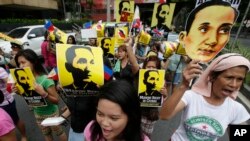 12일 필리핀 마닐라 동부 마카티 시에서 시민들이 반중 시위를 벌이고 있다.