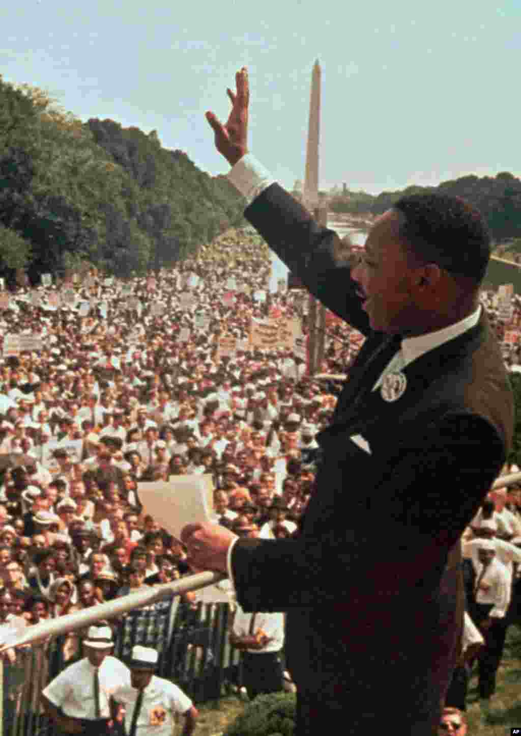 Pendeta Dr. Martin Luther King Jr. menyapa hadirin di Lincoln Memorial saat membacakan pidato bersejarah &quot;I Have a Dream&quot; dalam pawai di Washington, 28 Agustus 1963. (Foto: Dok)
