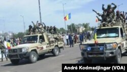 Retour triomphal de l'Année Nationale Tchadienne du Mali, le 7 novembre 2015. (VOA/André Kodmadjingar)