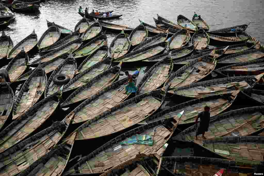 Boats are anchored at the bank of the river Buriganga in Dhaka, Bangladesh.
