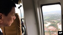 菲律宾总统杜特尔特视察热带风暴启德袭击后的菲律宾中部地区。（2017年12月18日）