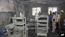 بازرسی از بخش کووید-١٩ بیمارستانی در ایالت ماهاراشترا در غرب هند پس از مهار آتش‌سوزی. شنبه ۱۵ آبان ۱۴۰۰