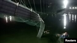 图为莫尔比吊桥倒塌后受损部分。