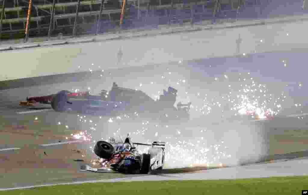 Pebalap Inggris dan Rusia bertabrakan pada balap mobil IndyCar di Fort Worth, Texas, AS.