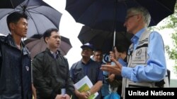 마크 로우코크 유엔 인도주의지원·긴급구호 담당 사무차장이 지난해 7월 유엔 산하 세계식량기구(FAO)의 지원을 받는 북한 황해남도 은률군의 금천협동농장을 방문했다. 사진제공: UN OCHA/Anthony Burke.