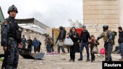 21일 이라크 모술 주민들이 정부 군과 ISIL의 교전을 피해 마을을 떠나고 있다.