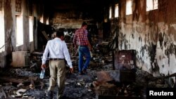 Wafanyakazi wakikagua jengo la Makumbusho ya Taifa lililoharibiwa kutokana na vitae National kusini Magharibi ya mji wa Taiz, Yemen Mei 26, 2021. Picture taken May 26, 2021. REUTERS/Anees Mahyoub