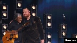 Tracy Chapman ve Luke Combs 'Fast Car' şarkısını birlikte seslendirdi.