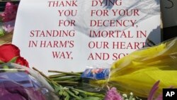 به دو مرد امریکایی که در دفاع از دو دختر مسلمان کشته شدند، لقب قهرمان داده شده است