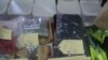 Barang bukti diantaranya sekantong bahan peledak yang disita polisi di Solo, Jawa Tengah, dari pelaku bom bunuh diri. (VOA/Yudha Satriawan)