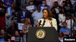 ​ຜູ້​ຖືກ​ສະ​ເໜີ​ຊື່​ຊິງ​ຕຳ​ແໜ່ງ​ປະ​ທາ​ນາ​ທິ​ບໍ​ດີ ສະ​ຫະ​ລັດ, ຮອງ​ປະ​ທາ​ນາ​ທິ​ບໍ​ດີ ຄາ​ມາລາ ແຮ​ຣິ​ສ ກ່າວ​ຄຳ​ປາ​ໄສ​ໃນ​ການ​ໂຄ​ສະ​ນາ​ຫາ​ສຽງ​ຢູ່​ເມືອງ ຊາ​ວານ​ນາ, ລັດ​ຈໍ​ເຈຍ, 29 ສິງ​ຫາ 2024. REUTERS/Megan Varner