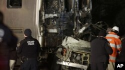 Para petugas di lokasi tabrakan kereta api penumpang dan mobil di Valhalla, New York (3/2). (AP/Seth Wenig)